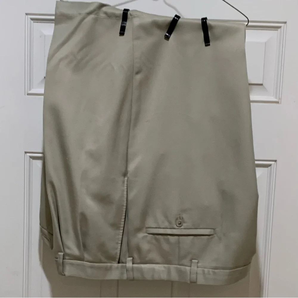 MENS SHORTS 46W HAGGAR SHORTS CLASSIC KHAKI PLEATED MENS 46 WAIST - Picture 3 of 7